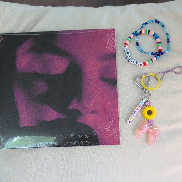 Gracie Abrams Other - Gracie Abrams That's So True IMPORT 7" Vinyl Bundle With Keychain & Bracelets